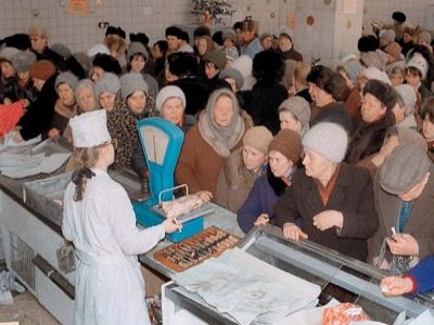 Очередь в СССР. Источник - http://ic.pics.livejournal.com/skif_tag/19770500/1329797/1329797_original.jpg Очередь в СССР. Источник - http://ic.pics.livejournal.com/skif_tag/19770500/1329797/1329797_original.jpg