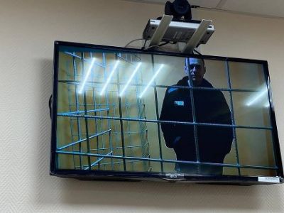 Алексей Навальный на экране телевизора в зале трансляций заседаний суда. Фото: Дождь Алексей Навальный на экране телевизора в зале трансляций заседаний суда. Фото: Дождь
