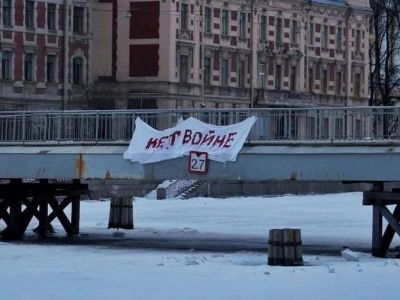 Плакат "нет войне!" на Горсткином мосту через Фонтанку, Санкт-Петербург, 23.02.22. Фото: t.me/anatoly_nesmiyan Плакат "нет войне!" на Горсткином мосту через Фонтанку, Санкт-Петербург, 23.02.22. Фото: t.me/anatoly_nesmiyan