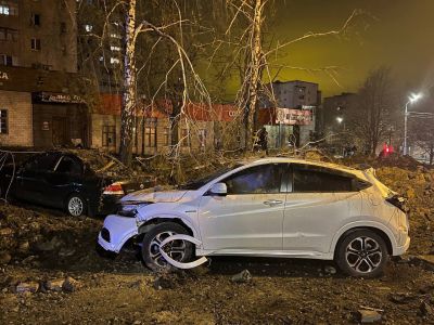 Последствия падения бомбы на улицу в Белгороде. Фото: t.me/astrapress Последствия падения бомбы на улицу в Белгороде. Фото: t.me/astrapress