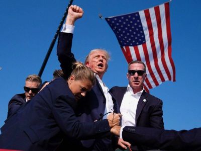 Дональд Трамп в окружении охраны после ранения на митинге в Пенсильвании, 13 июля 2024 год. Фото: Evan Vucci / AP / Scanpix / LETA Дональд Трамп в окружении охраны после ранения на митинге в Пенсильвании, 13 июля 2024 год. Фото: Evan Vucci / AP / Scanpix / LETA